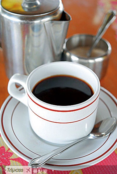 傳統峇里島咖啡，從咖啡樹的種植到豆子摘採、烘焙、研磨、沖煮，純手工的過程緩慢而優雅，與餐廳的慢活步調完美結合。（圖片提供／墨刻編輯部）