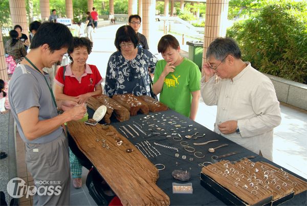 高雄市立美術館的「新寶島地攤隊」市集活動，將包含金屬、皮革、玻璃、石材等手工創意藝術作品，內容豐富多元。（圖片提供／高雄市立美術館）