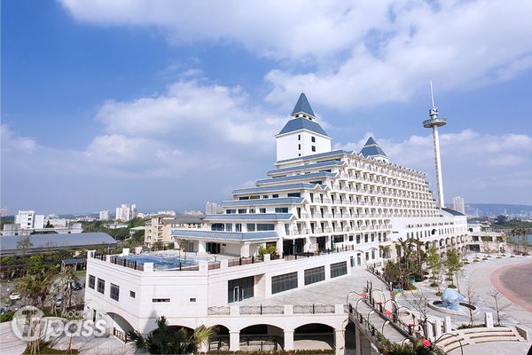 福容大飯店腹地寬廣、視野遼闊，和漁人碼頭形成吸引人的亮點。（圖片提供／淡水福容大飯店）