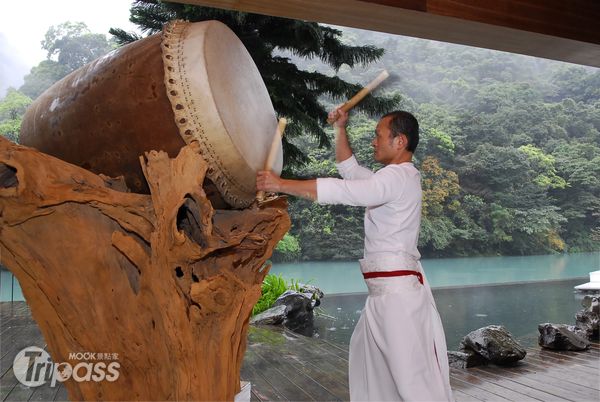 每天下午3點45分的「繞空鼓」生活儀式，在晨昏交替之間，啟滌心靈。（攝影／景點家王銘偉）