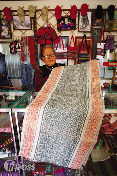 魯畢老師是部落裡第一個出來推廣賽德克編織的人。（圖片提供／墨刻編輯部）