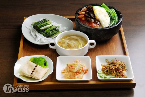 飯店提供的「港式燒臘石鍋飯」，看起來有點像電影《食神》的「黯然銷魂飯」。（攝影／景點家王銘偉）