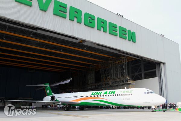 立榮航空全新企業識別標誌，沿用現有字型加尾翼的造型，標準用色比照長榮集團識別標誌，以綠色為主、橘色為輔。