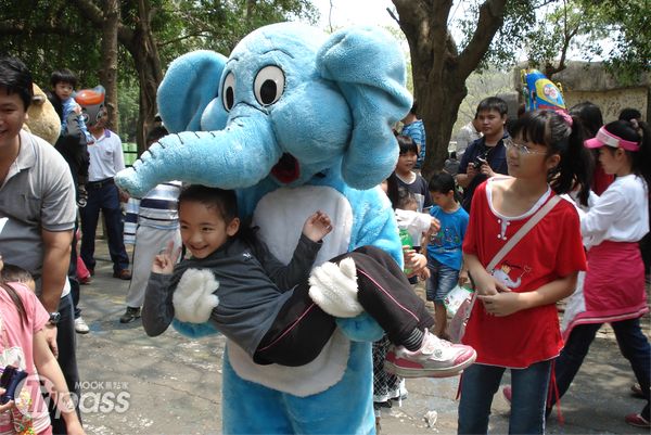 高雄壽山動物園在4月4～8日開放12歲以下兒童免費入園，讓小朋友們有更多機會親近大自然與各種動物。（圖片提供／高雄市政府觀光局動物園管理中心）