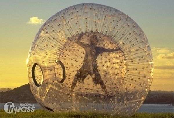 在Zorb空氣滾球中可以體驗雲霄飛車和滑水道的雙重刺激！（圖片提供／關島觀光局＆Zorb Ltd.）