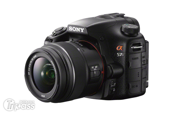 使用者關心的Sony A57價錢，目前單機身建議售價NT$21,980，單鏡組NT$24,980，雙鏡組NT$30,980。（圖片提供／Sony）