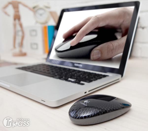 流線型的滑鼠外型，只要一根手指就能快速取代傳統滾輪。（圖片提供／羅技）