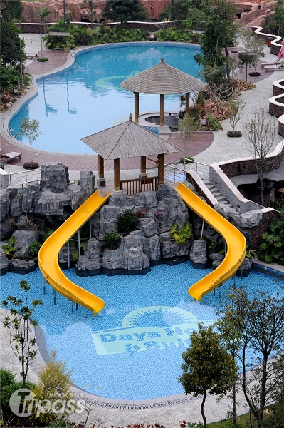 露天溫泉公園設有泳池及兒童戲水池，即使夏季也適合遊客造訪。（攝影／景點家李欣怡）