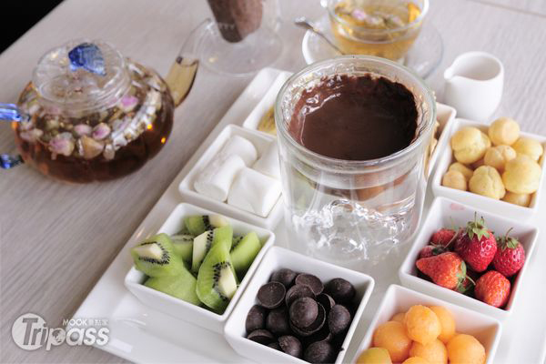 甜滋滋的巧克力加上淡淡果酸的新鮮草莓，一享風味浪漫的下午茶時光。（攝影／景點家陳冠鑫）