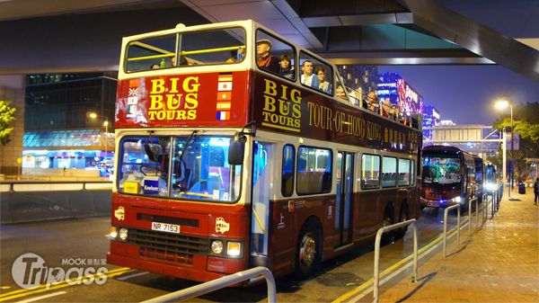 台中旅展好禮包括大巴士敞篷雙層巴士遊套票，遊客可享受敞篷夜遊香港的特殊體驗。（圖片提供／香港旅遊發展局）