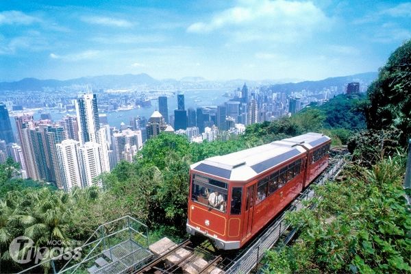 搭山頂纜車上山俯瞰香港市景，是初訪香港旅客必遊的行程。（圖片提供／香港旅遊發展局）