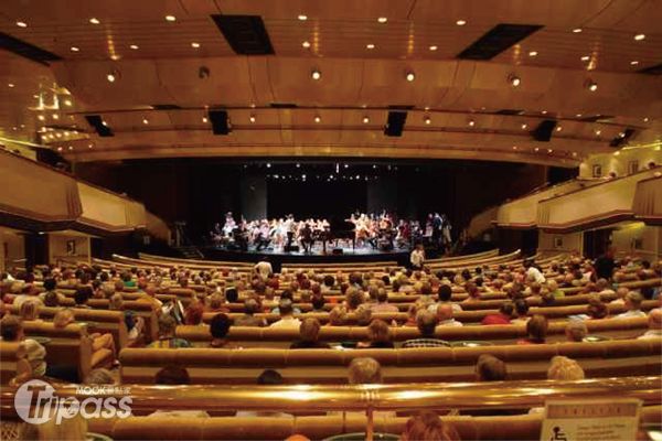 郵輪上的音樂廳可讓逾1400名觀眾共同參與古典樂盛宴。（圖片提供／新象股份有限公司）