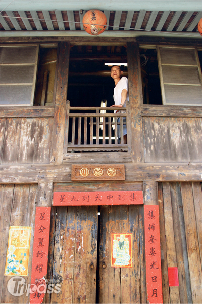 位於神農街口的「永川大轎」不只是保留完好的老屋，也是台南老行業的新傳藝術代表，創立者王永川老師傅，製作神轎逾一甲子歲月。（圖片提供／墨刻編輯部）