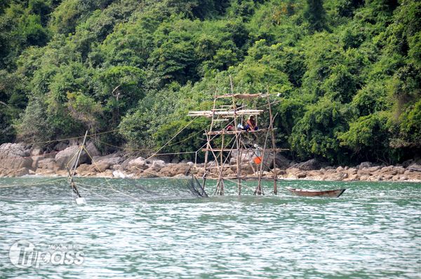 搭起高架、撒網等待魚群進入，這片海洋的漁民仍用傳統方式捕漁。（攝影／景點家李欣怡）