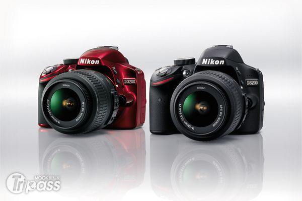 即將於今年五月上市的Nikon D3200可結合智慧型手機，遙控拍照。（圖片提供／國祥貿易）