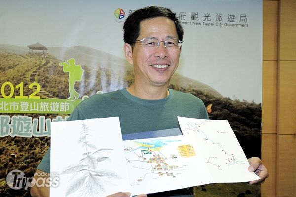 劉克襄於今日記者會，分享其山野旅途中親手繪製的地圖與插畫。（攝影／景點家陳冠鑫）