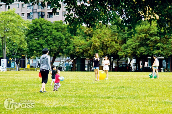 與草悟道連結的市民廣場，為民眾假日休閒好去處。（圖片提供／墨刻編輯部）