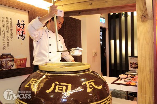 飯店引以為豪的「湯王飯桶」套餐，採用引自江西的陶土窯缸，將食材鮮美原味完全保存在湯中。（攝影／景點家陳冠鑫）