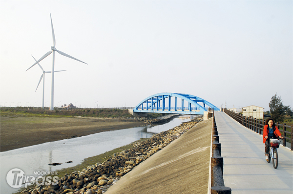 往海山漁港的沿途，會先穿越藍天橋和白雲橋，還可欣賞跨越西濱公路的豎琴橋。（圖片提供／墨刻編輯部）