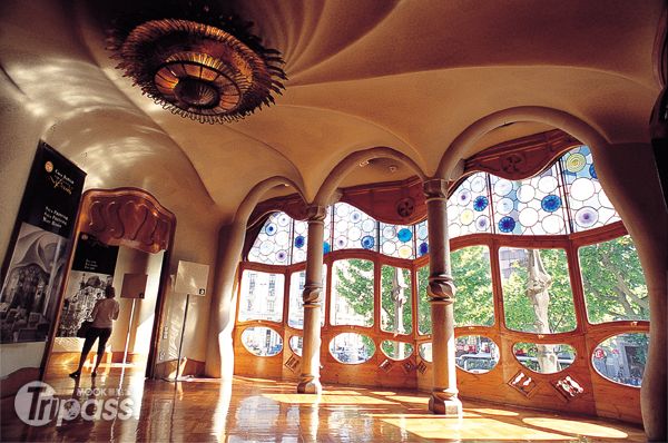 高第設計的巴特婁之家，會客廳中波浪狀的大面彩繪玻璃窗，氣勢非凡！（圖片提供／墨刻編輯部）