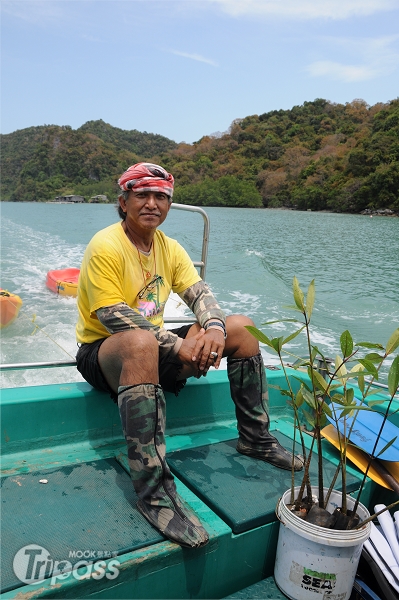 除了尋找粉紅海豚，導遊Uncle Dang也帶領遊客種植海草，維護當地生態。（攝影／景點家李欣怡）