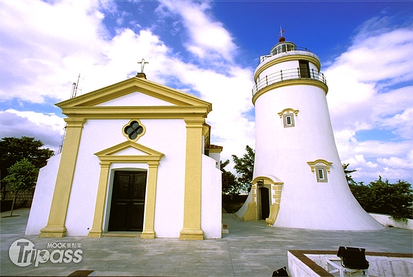 遠東地區最古老的海岸燈塔「東望洋燈塔」，每年僅於「港務局日」活動期間開放遊客登頂參觀。（圖片提供／澳門旅遊局）