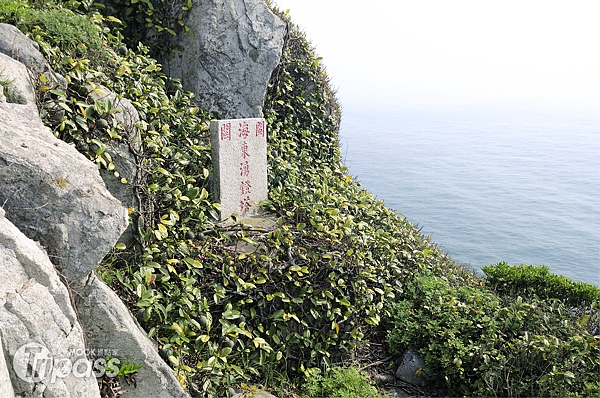 通往燈塔後方房舍階梯右側，立有「閩海關東湧鐙塔」石碑，足以顯示東湧燈塔的悠久歷史。（攝影／景點家陳冠鑫）