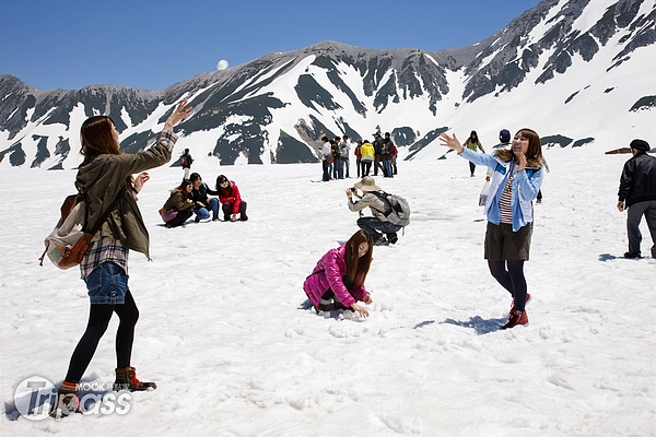 富山縣人氣景點立山黑部，遊客初夏造訪仍能享受玩雪樂趣。（圖片提供／富山縣）