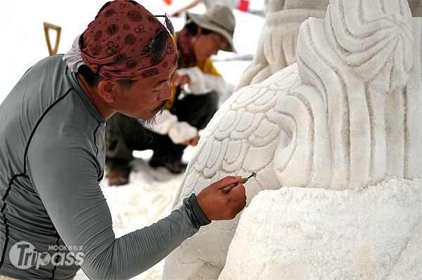 藝術家王松冠表示，在堅硬的鹽塊進行創作，對於工具和體力更是一大考驗。（圖片提供／交通部觀光局雲嘉南濱海國家風景區管理處）