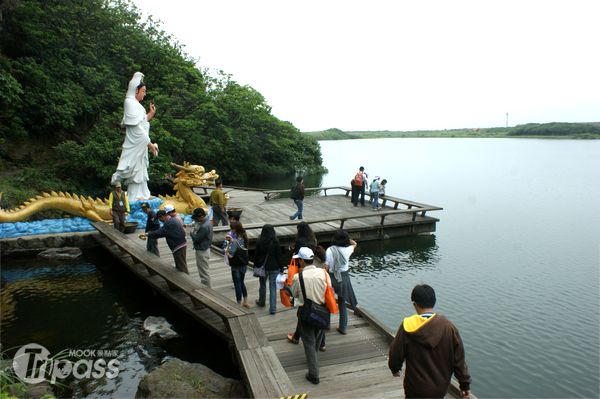 環湖步道途中的觀音像，經常吸引遊可在此駐足、賞景。（攝影／景點家魏汝蔚）