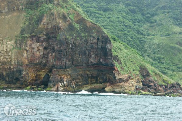 搭船繞龜山島時，可觀賞到火山噴發留下的熔岩層痕跡，推估龜山島至少發生過四次火山活動。（攝影／景點家魏汝蔚）