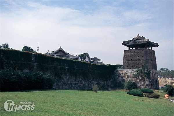 水原華城是一連綿5.7公里的心型城牆，是朝鮮王朝正祖的父親為悼念世子去世，而將遺骸移至此處並建的建築，目前已列入世界文化遺產。（圖片提供／墨刻編輯部）
