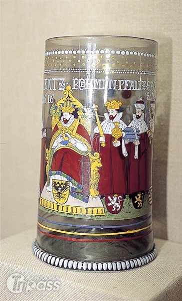 「勝負的一飲」所使用的酒杯，此酒杯展示於羅騰堡的帝國城市博物館。（圖片提供／墨刻編輯部）