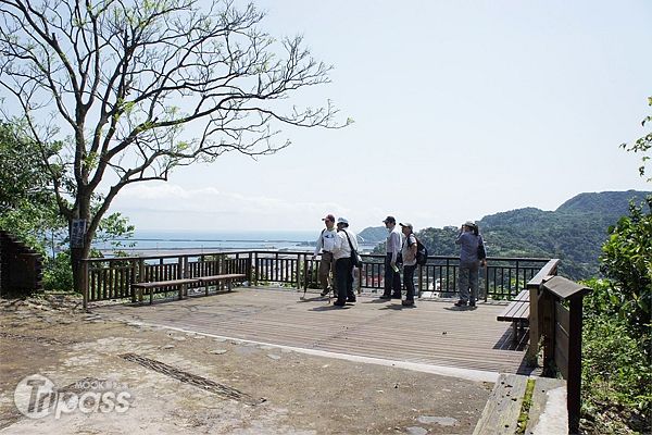 修建後的七星嶺步道沿線草木茂密，更有觀景台可俯瞰蘭陽平原，為夏日踏青健行的新景點。（圖片提供／交通部觀光局東北角暨宜蘭海岸國家風景區管理處）