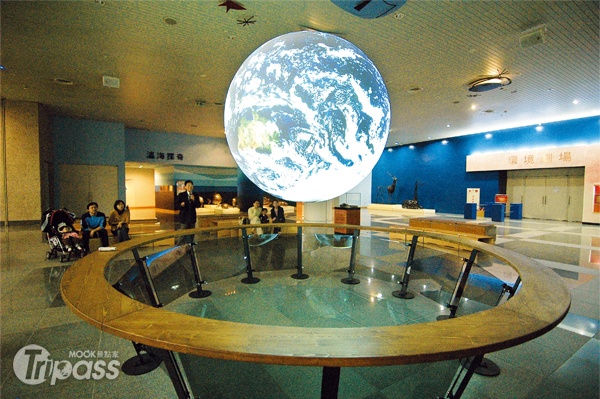 自然科學博物館為台中地區第一座國家級大型博物館，館內分為太空劇場、科學中心、生命科學廳、地球環境廳、人類文化廳和植物園等展示區。（圖片提供／墨刻編輯部）