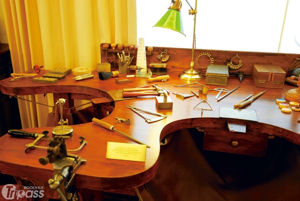 瑞士製錶工藝的驕傲，來自這張不規則狀的木製長桌。（圖片提供／墨刻編輯部）