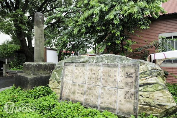 石墻村的遺址，後方的地震紀念碑訴說著關刀山大地震的難忘記憶。（攝影／景點家陳冠鑫）