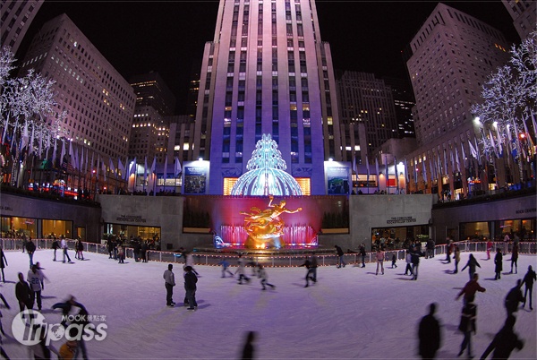同樣曾為多部電影取景地的洛克斐勒中心，聖誕節時會在前方立起巨大的聖誕樹，讓繁華的紐約市更添佳節氣氛。（圖片提供／墨刻編輯部）