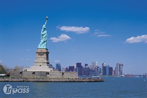 紐約最經點的地標之一—自由女神像，是許多人夢寐以求造訪的景點。（圖片提供／墨刻編輯部）