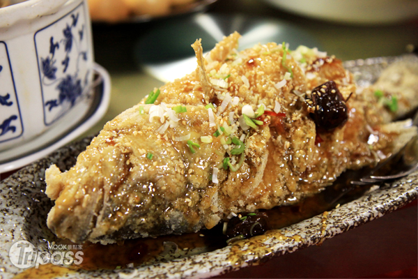 梅汁糖醋魚：以自製的陳年梅子與梅汁作成特調醬料，澆淋在酥炸的鮮魚上頭。（攝影／景點家陳淑萍）