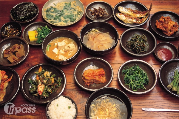 韓國泡菜樣式多，麻辣酸甜滋味也各自不同。（圖片提供／墨刻編輯部）