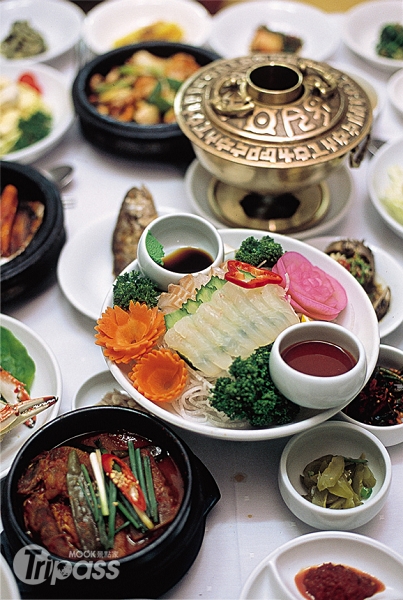 韓國定食源於宮廷，菜式豐富。（圖片提供／墨刻編輯部）