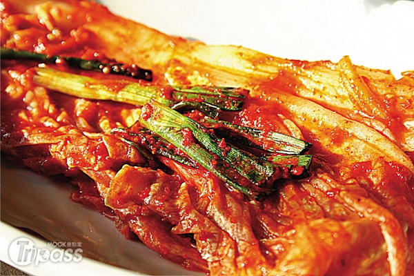 到韓國餐館用餐店家一定會附上幾碟泡菜，吃完還可以免費續盤！（圖片提供／墨刻編輯部）