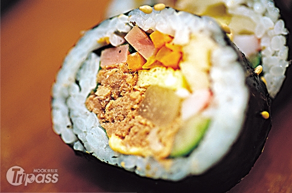 韓式與日式壽司不同處主要在於飯的調味。（圖片提供／墨刻編輯部）