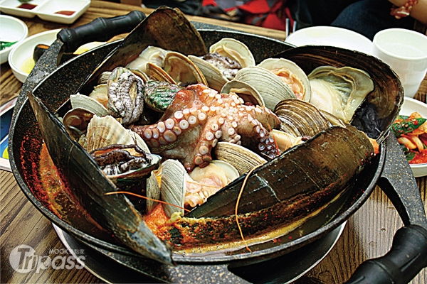韓國料理海鮮鍋也會加進辣醬調味。（圖片提供／墨刻編輯部）