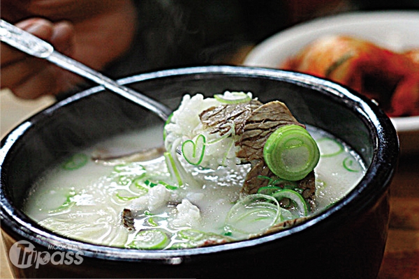 牛奶色的牛肉湯，一般會加入白飯一起變成泡飯吃。（圖片提供／墨刻編輯部）