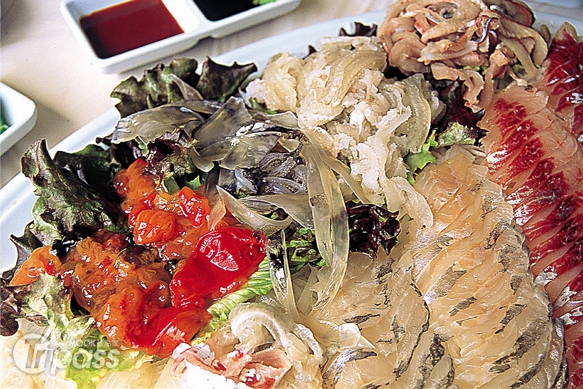韓國生魚片的吃法是將生魚片包在葉菜中一起入口。（圖片提供／墨刻編輯部）