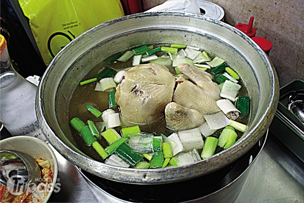 韓國料理特色除了辣還有補，雞湯鍋就是進補的一種。（圖片提供／墨刻編輯部）