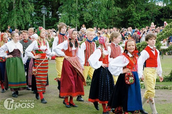 身著傳統服飾的瑞典人，在仲夏節時舞蹈慶祝夏季來臨。（圖片提供／墨刻編輯部）