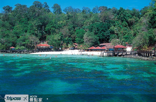 蘭卡威的湛藍海水與白淨沙灘，宛若遺世獨立的世外桃源。（圖片提供／墨刻編輯部）